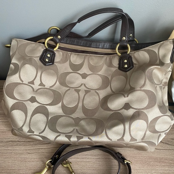 Women Like New Coach Purse for sale - Picture 4 of 4